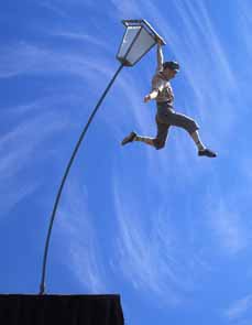 Bild: Die akrobatische, schwindelerregende Achterbahnfahrt des Laternenmannes ist nur einer der zahlreichen HÃ¶hepunkte des 1. Internationalen StraÃŸentheatertags. (Foto:Totaal Theater)					                    